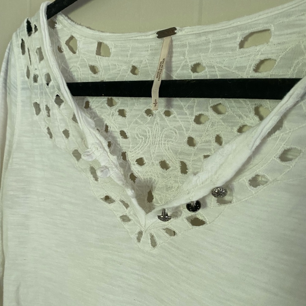 Free people Lace Detail long-Sleeve T-shirt. Silver buttons fitted